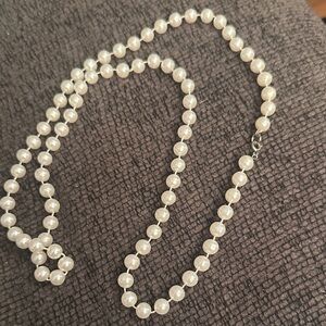 Elegant Faux Pearl Necklace